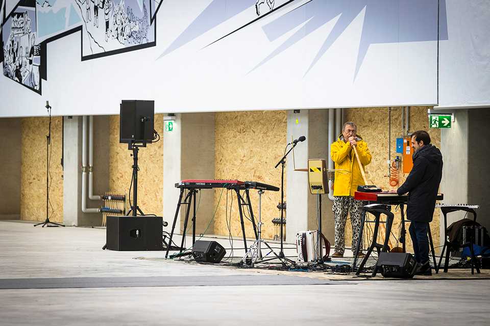 Live-Musik in der Red Bull Energy Station Oberwang. Musiker mit Keyboard und Instrument.