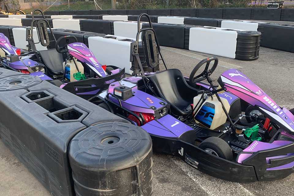 Lila PUMA Go-Karts bereit für FUEL YOUR FAST Rennen.