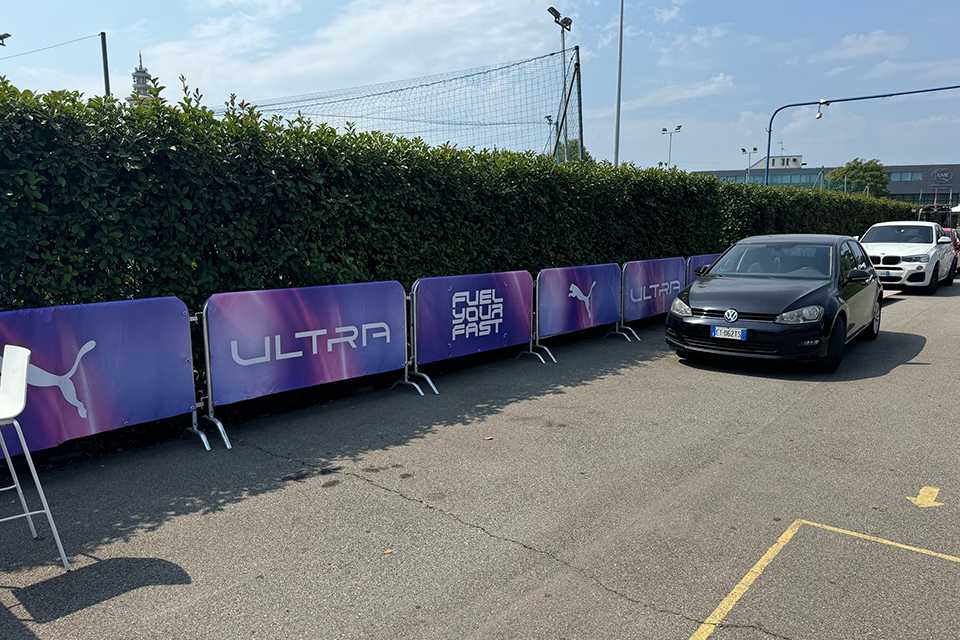 PUMA Fuel Your Fast Event: Autos vor Absperrungen mit PUMA Ultra Branding.