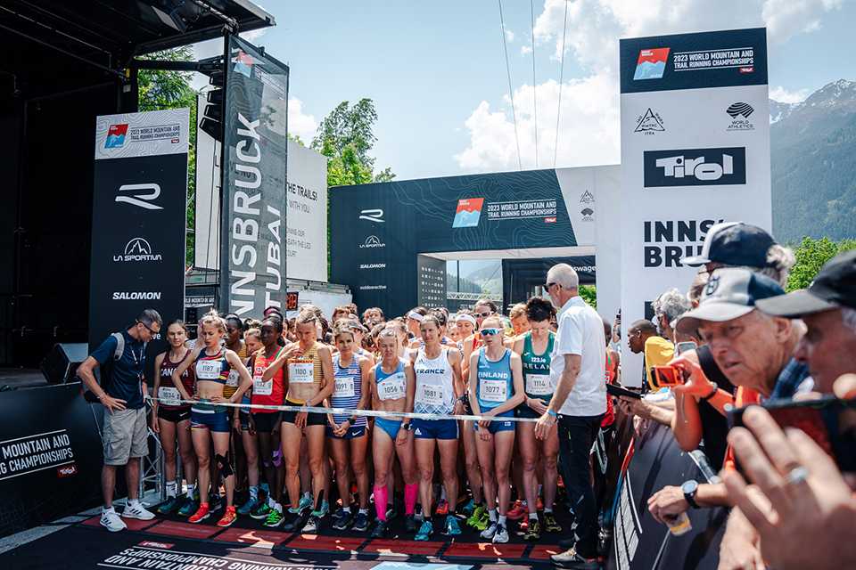 Trail Run WM Innsbruck-Stubai: Start der Frauen. Läuferinnen vor Bergkulisse. Sportliches Event in Tirol.