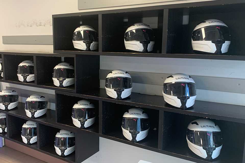 PUMA Helme im Regal. Fuel Your Fast Zubehör für Motorsport und Kartfahren.