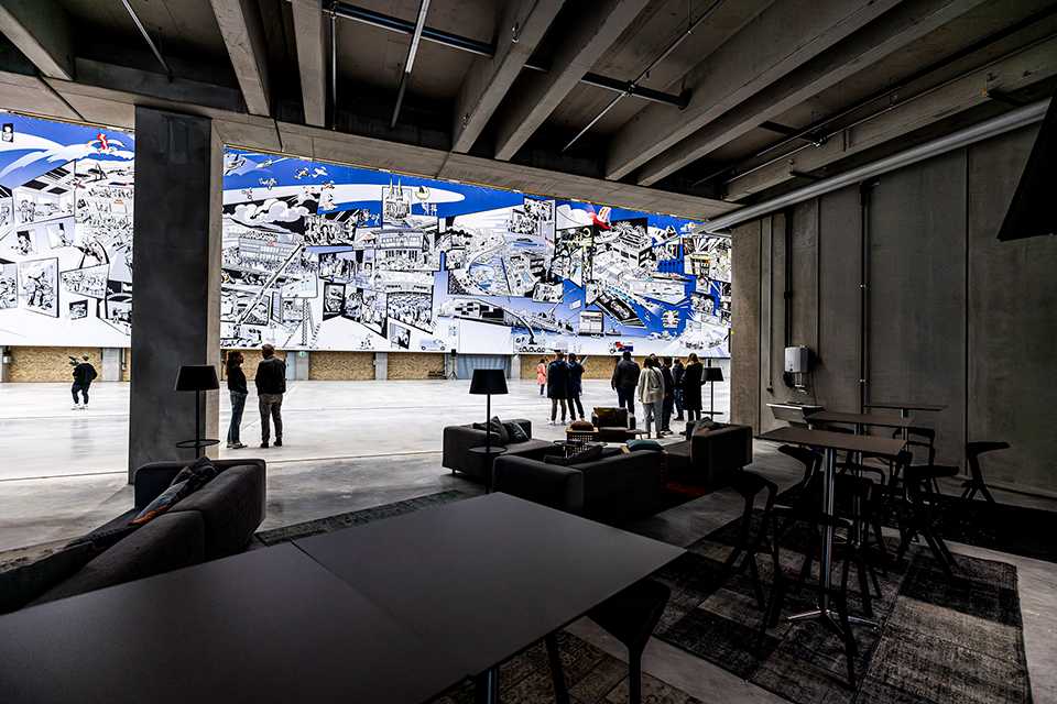 Red Bull Energy Station Department Oberwang: Innenansicht mit Kunstwerk und Sitzbereich.