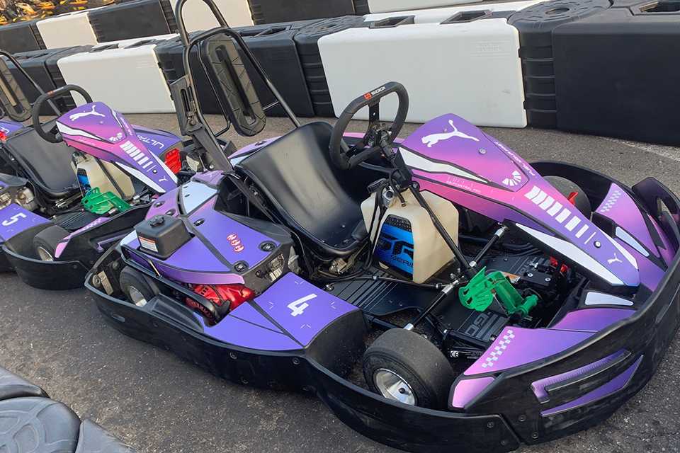 Lila PUMA Go-Karts für schnelles Fahrerlebnis. Fuel Your Fast mit Go-Kart Nummer 4.