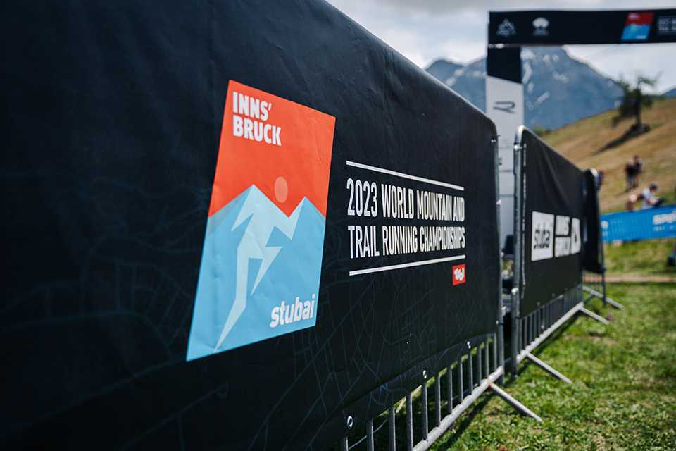 WM Trail Run Innsbruck-Stubai: Zielbereich mit Sponsoren-Banner. Berglauf-WM.
