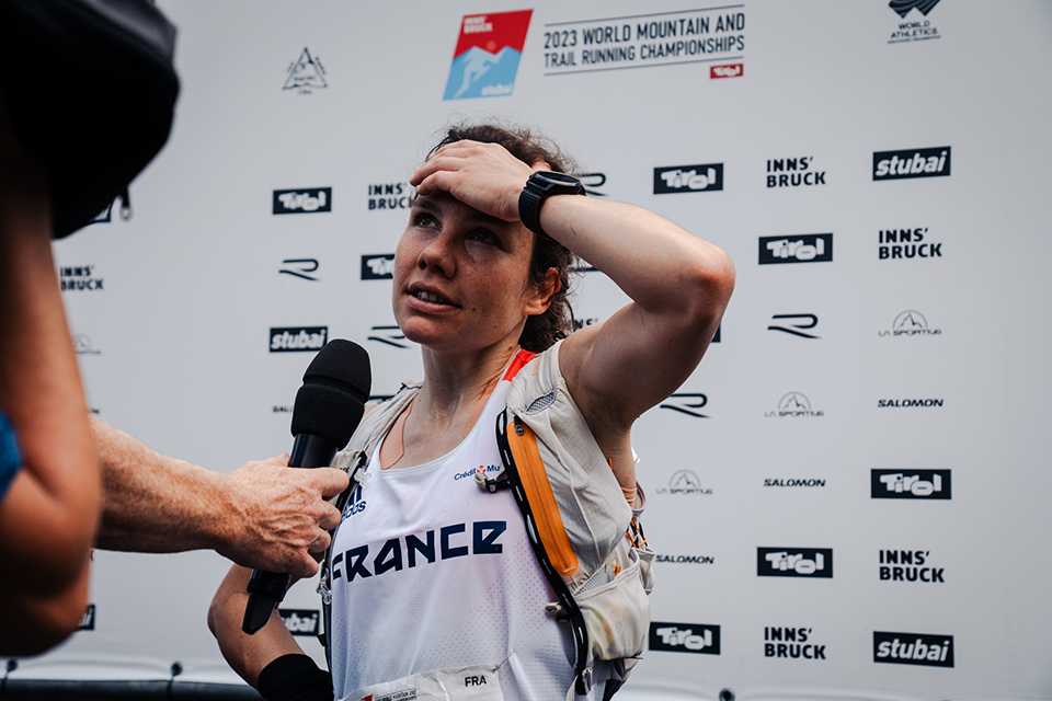 Trail Run WM Innsbruck-Stubai: Erschöpfte Läuferin im Interview.