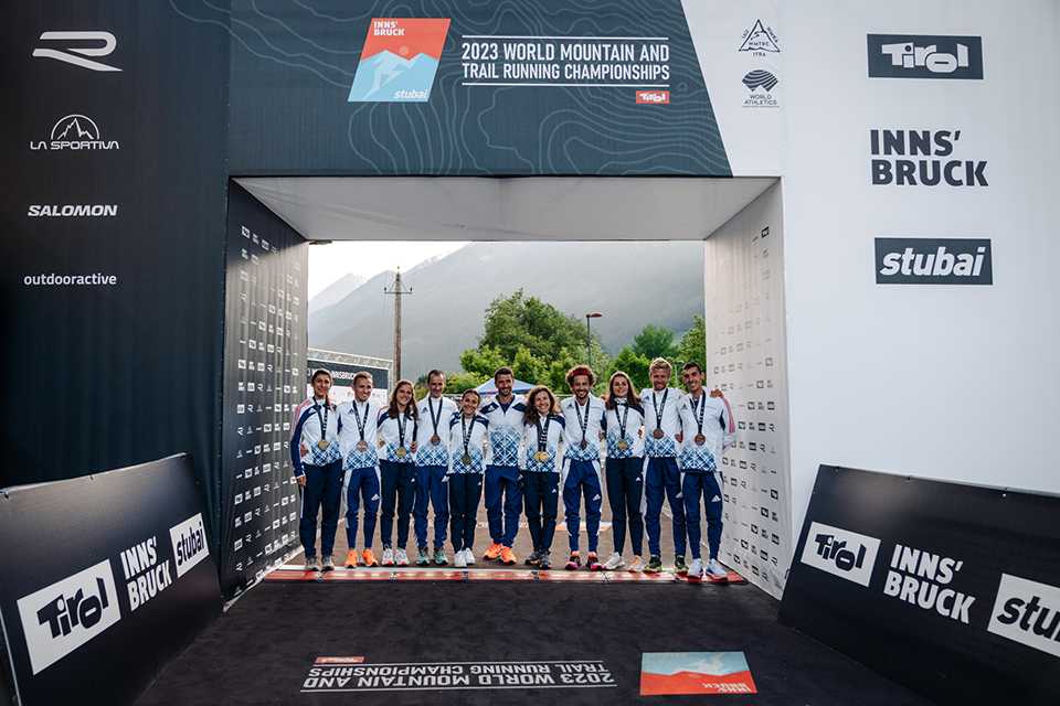 Siegerehrung der Trail Run WM Innsbruck-Stubai. Athleten mit Medaillen. Berglauf-Weltmeisterschaft.