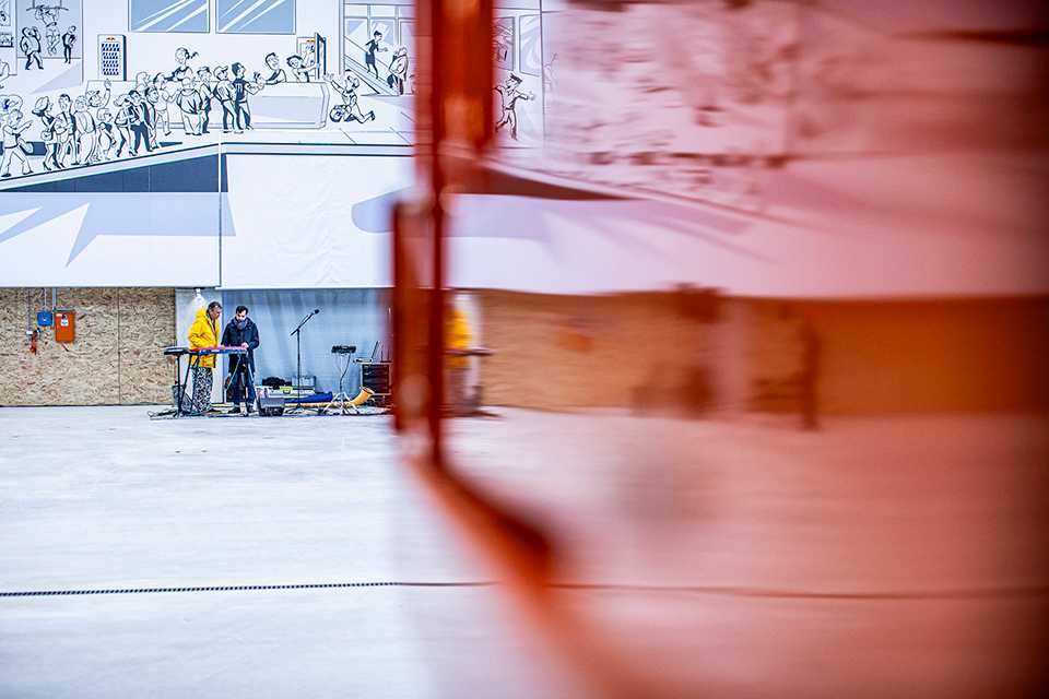 Red Bull Energy Station Department Oberwang: Musiker mit Keyboard vor Comic-Wand.