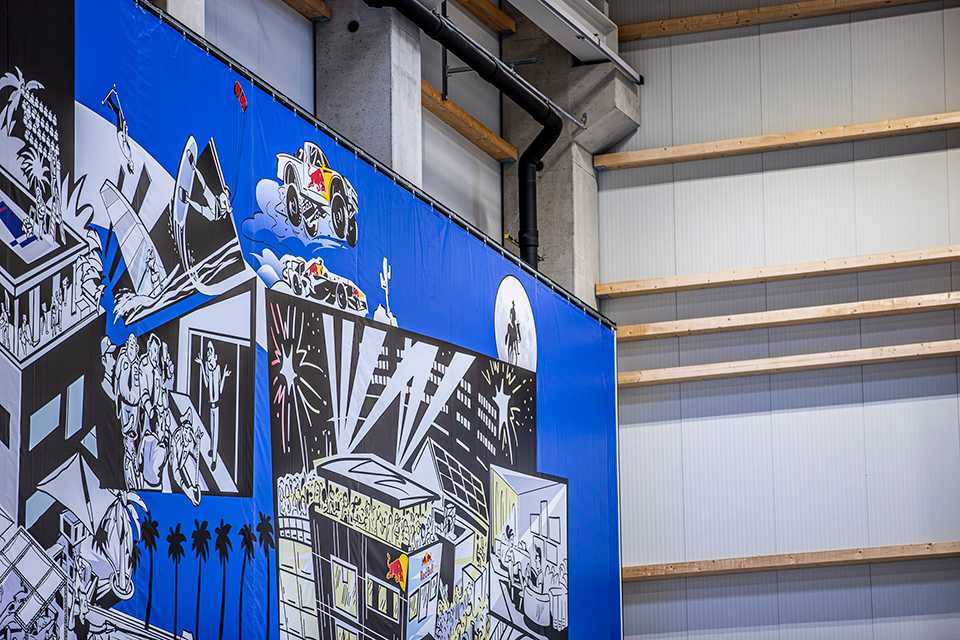 Red Bull Energy Station Oberwang: Wandbild mit Auto, Stadt, Sport-Motiven.
