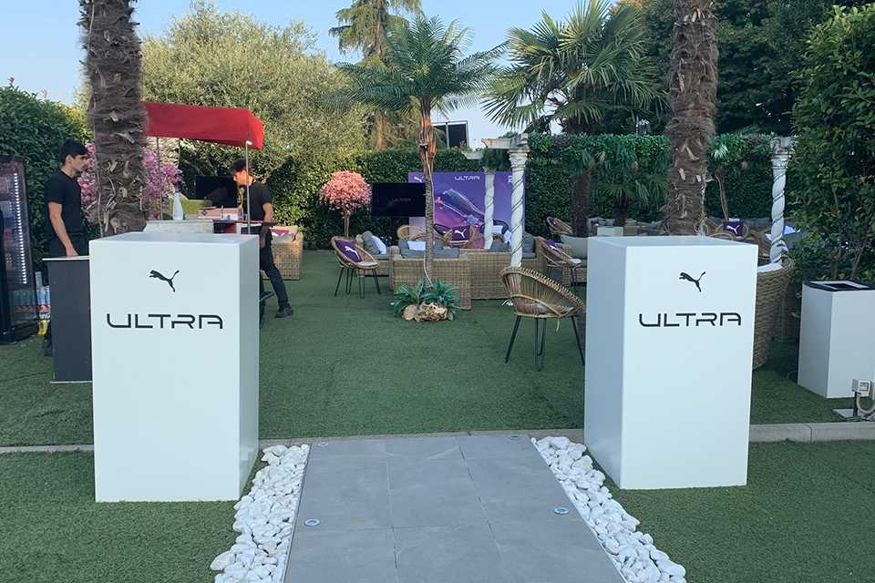PUMA FUEL YOUR FAST: Outdoor-Event mit PUMA Ultra Branding. Lounge-Bereich im Grünen.