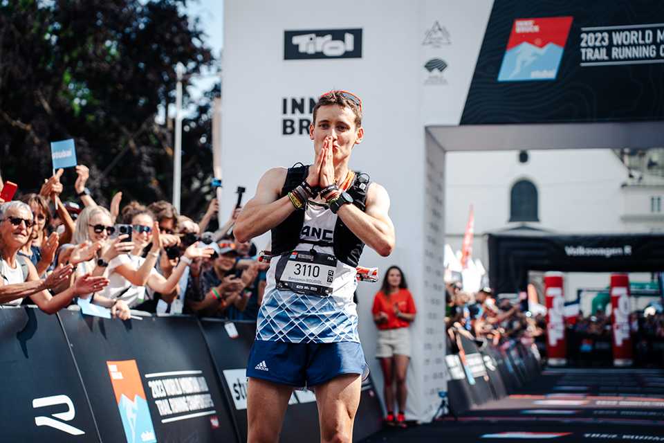 Benjamin Roubiol beim Zieleinlauf der Trail Run WM Innsbruck-Stubai. Jubelnder Läufer.