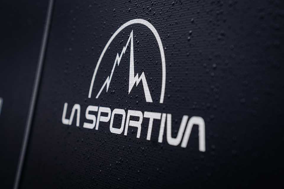 La Sportiva Logo auf dunklem Hintergrund mit Wassertropfen. Trail Run WM Innsbruck-Stubai.