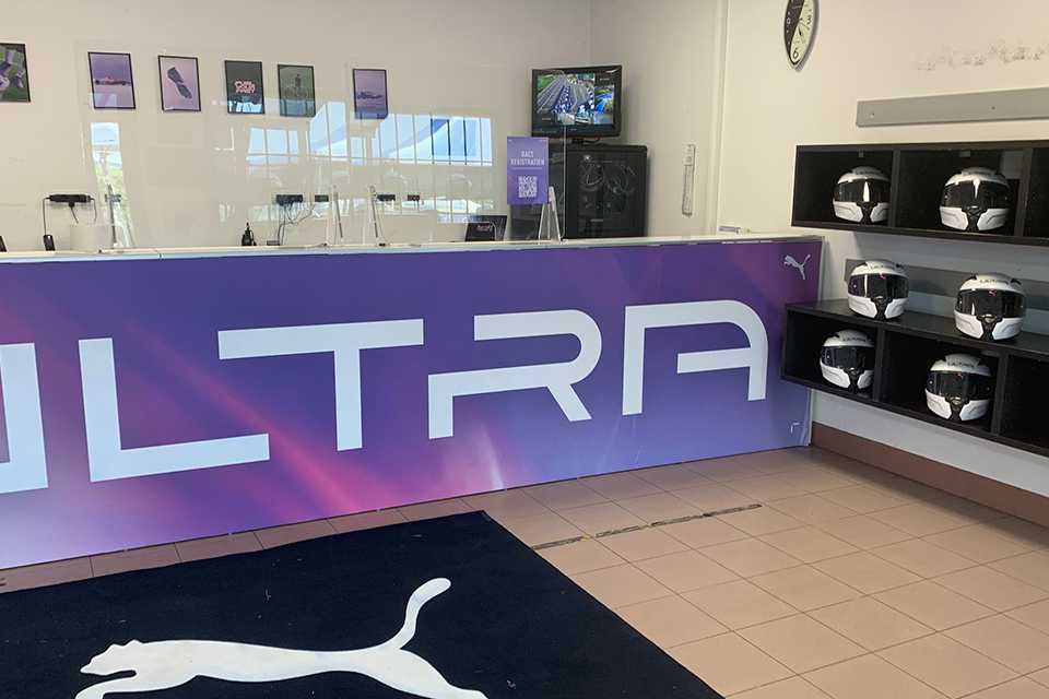 PUMA Fuel Your Fast: ULTRA Banner, Helme im Regal. Renn-Registrierung.