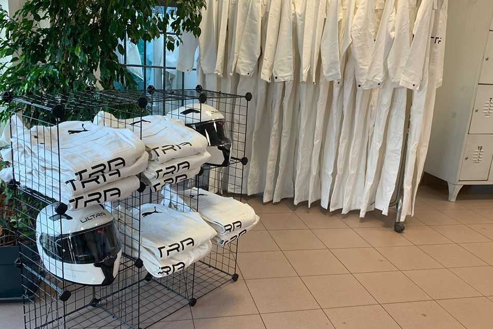 PUMA Fuel Your Fast: Rennanzüge, T-Shirts mit Ultra-Logo und Helme.