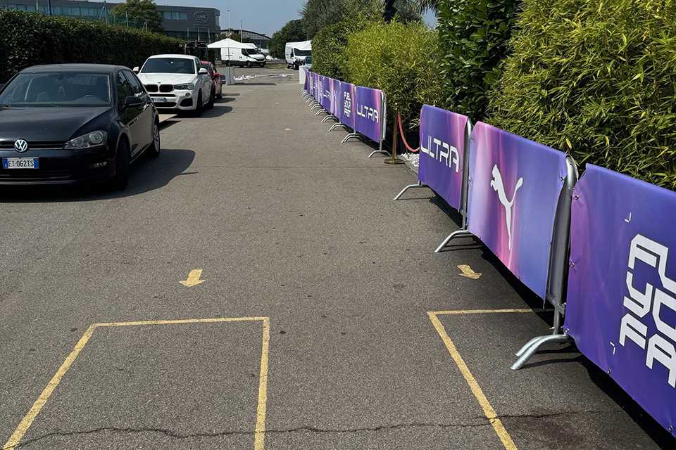 PUMA Event: Autos parken an ULTRA Werbebannern. Fuel Your Fast.