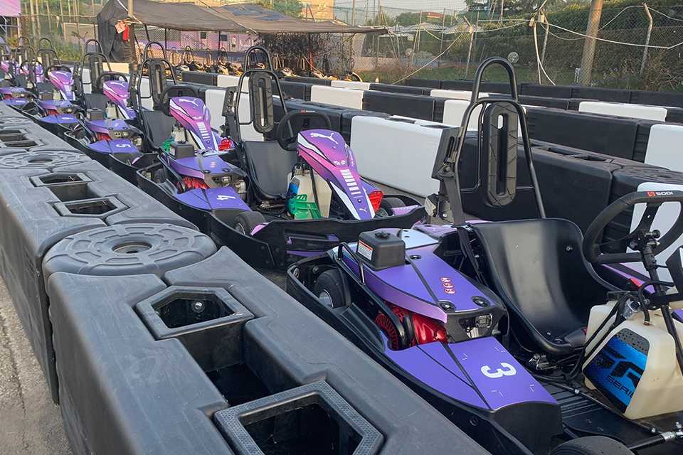 PUMA Fuel Your Fast: Lila Go-Karts bereit für Rennen. Schnelle Action!