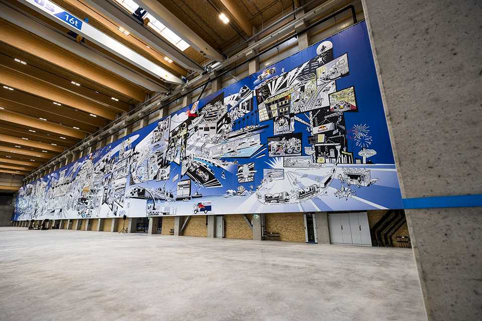Red Bull Energy Station Oberwang: Wandbild mit Illustrationen in Lagerhalle.