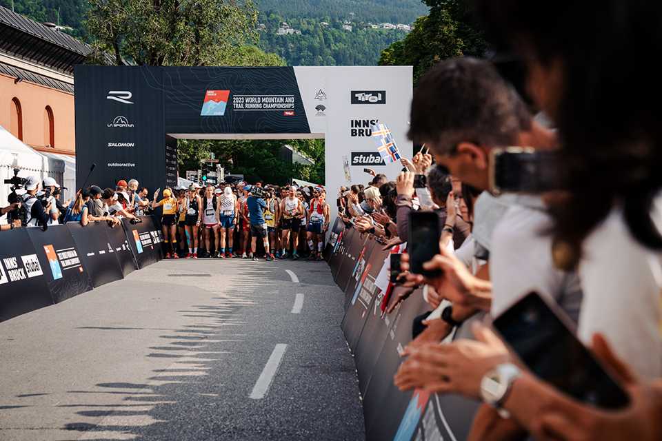 Start der Trail Run WM Innsbruck-Stubai. Läufer bereit, Zuschauer filmen.