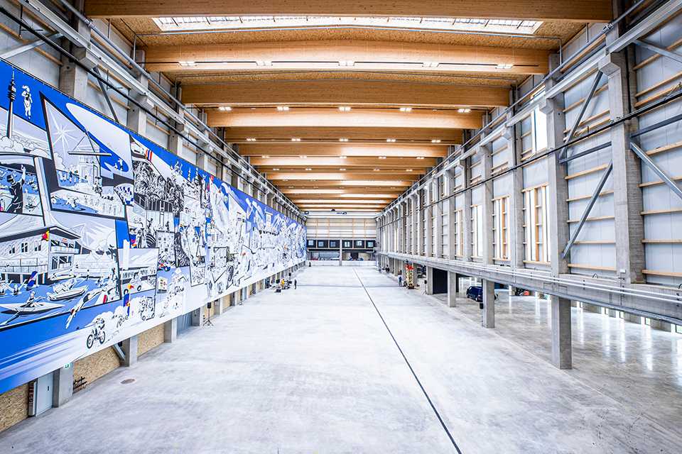 Red Bull Energy Station Oberwang: Lagerhalle mit großem Wandbild.