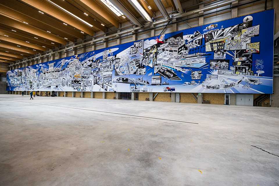 Red Bull Energy Station Department Oberwang: Wandbild in Halle. Comic-Stil, blau-weiß.