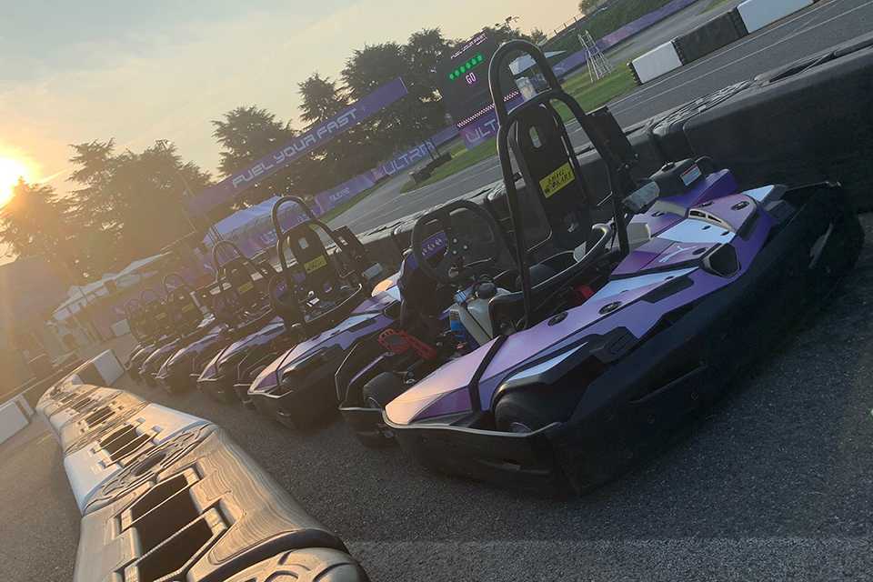 Lila Go-Karts auf der Rennstrecke. PUMA Fuel Your Fast. Motorsport-Erlebnis.