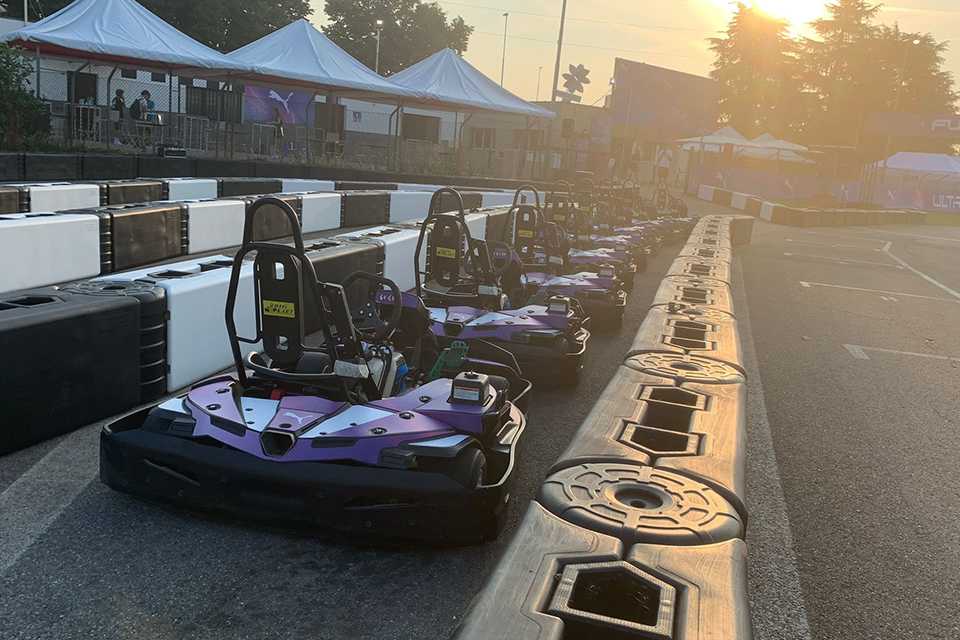 PUMA Fuel Your Fast: Go-Karts auf der Rennstrecke bereit für das Rennen.