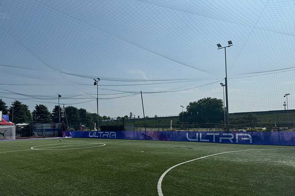 PUMA FUEL YOUR FAST: Fußballfeld mit ULTRA-Branding. Sport, Training, Fußballschuhe.