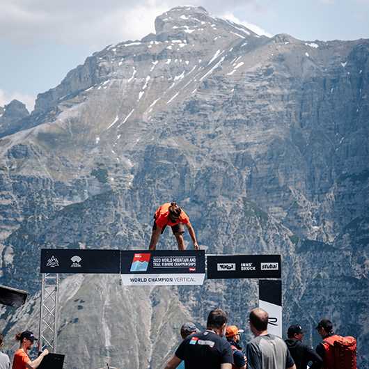 Trail Run WM Innsbruck-Stubai: Läufer/in am Ziel. Herausforderung im Vertical Berglauf.