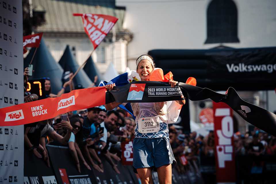 Marion Delespierre (FRA) gewinnt Trail Run WM Innsbruck-Stubai. Ziellinie, Jubel.