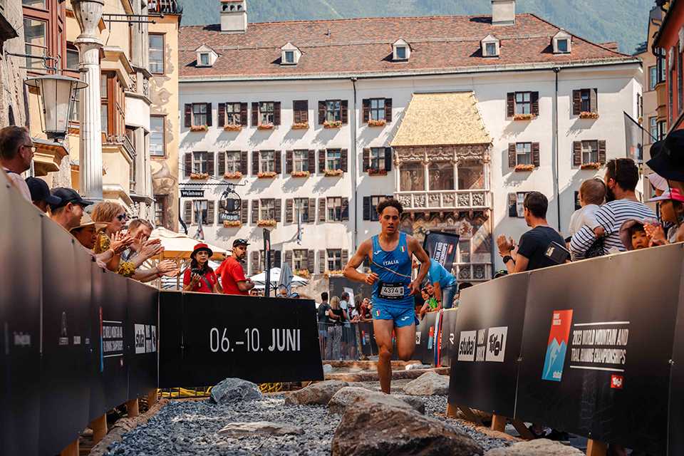 Trail Run WM Innsbruck-Stubai: Läufer im Zielbereich. Zuschauer jubeln. Berglauf-Atmosphäre.
