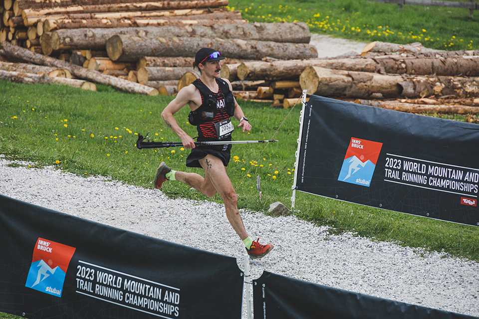 Trail Run WM Innsbruck-Stubai: Läufer mit Stöcken im Gelände.