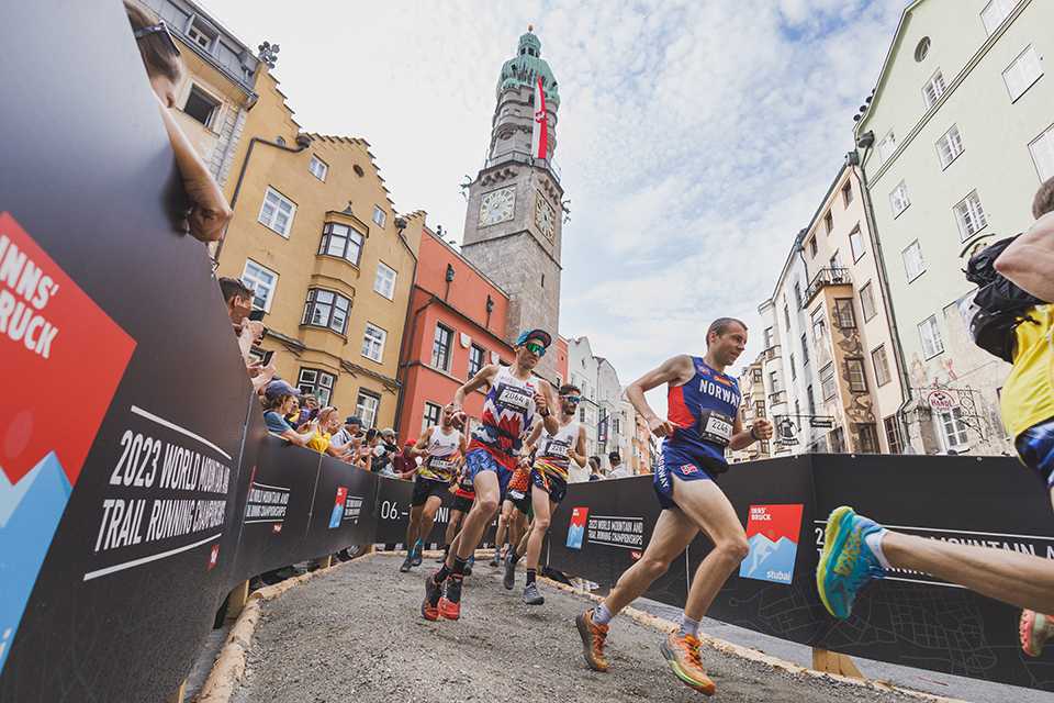 Trail Run WM Innsbruck-Stubai: Läufer im Rennen, Stadtkulisse.